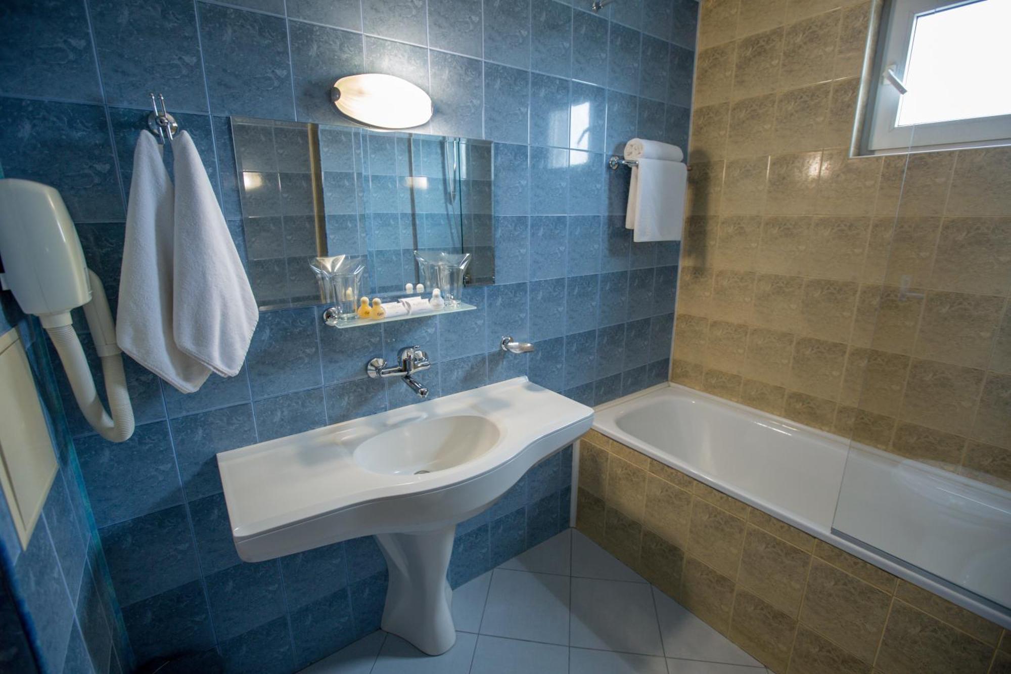 Terra Europe Brontes Hotel تارغوفيشته المظهر الخارجي الصورة