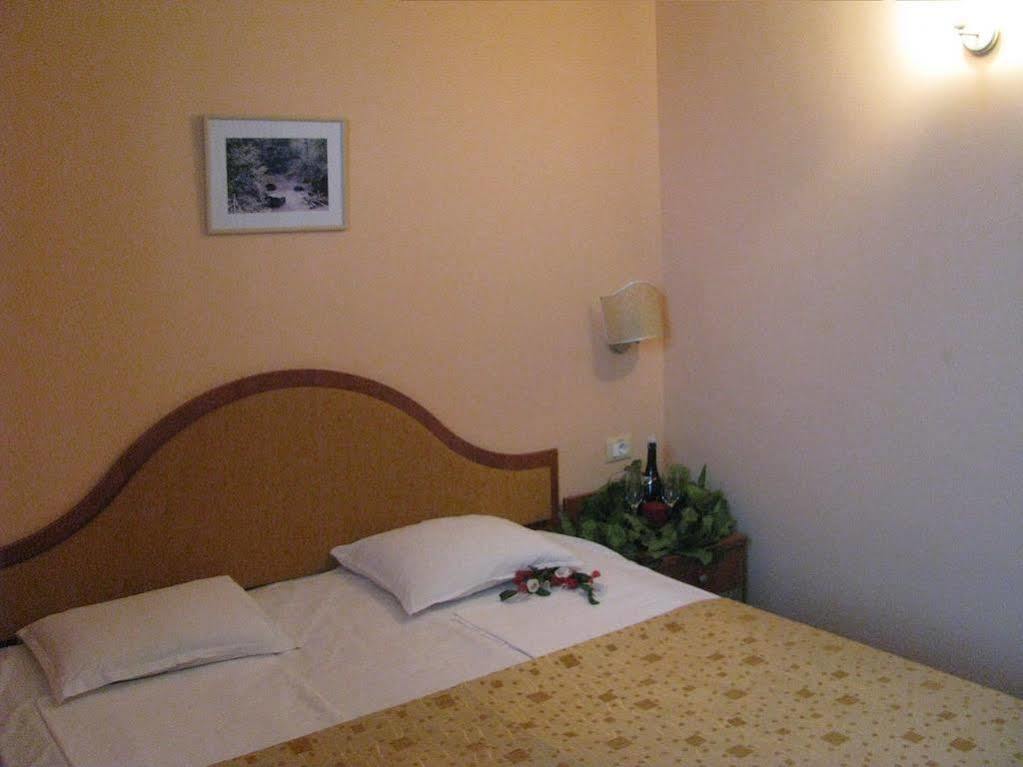Terra Europe Brontes Hotel تارغوفيشته المظهر الخارجي الصورة